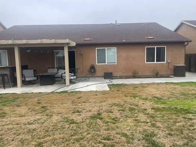 Building Photo - Updated Sunnyside 3/2 Home in Clovis Schoo...