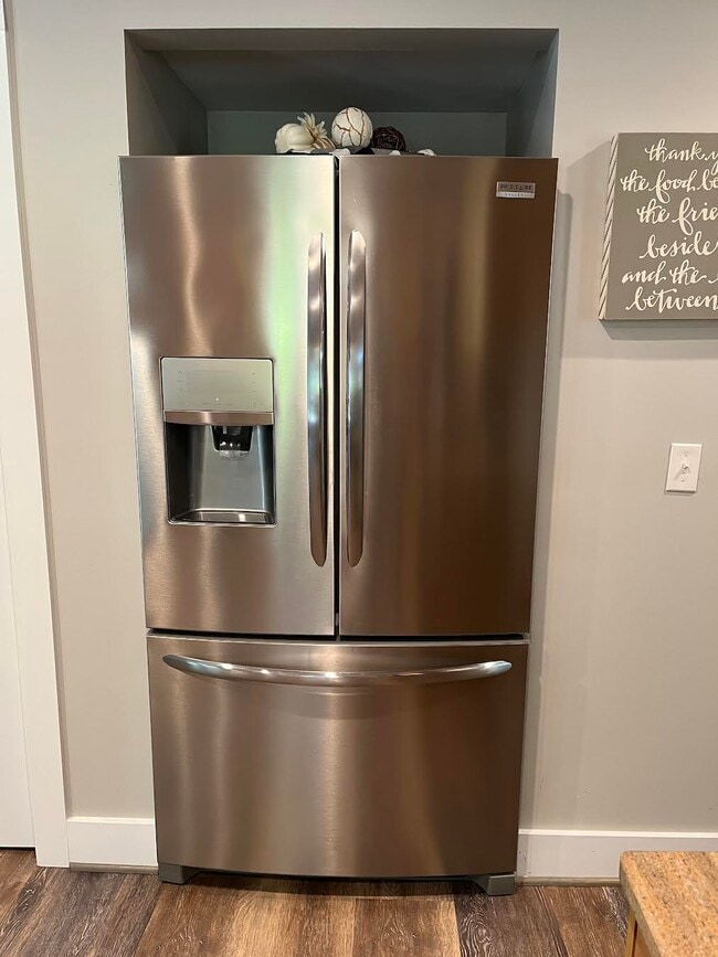 Building Photo - 251 Landwood Ln