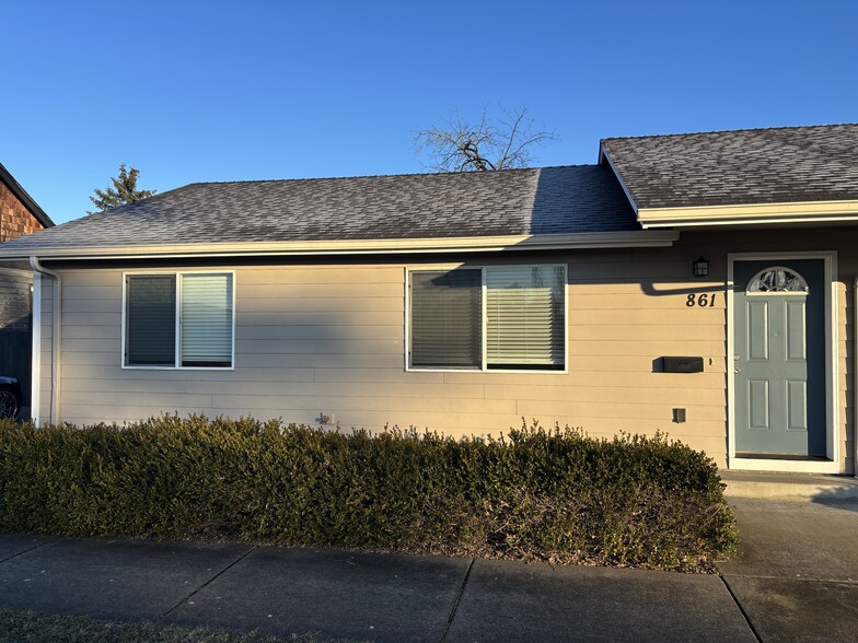Primary Photo - 861 6th Ave SE