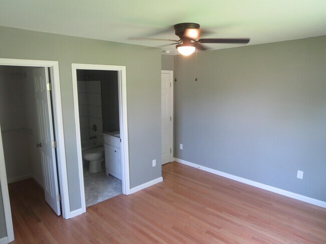 Building Photo - 324 2nd St