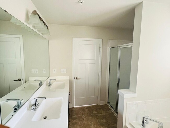 Building Photo - 1303 Samuel Dr