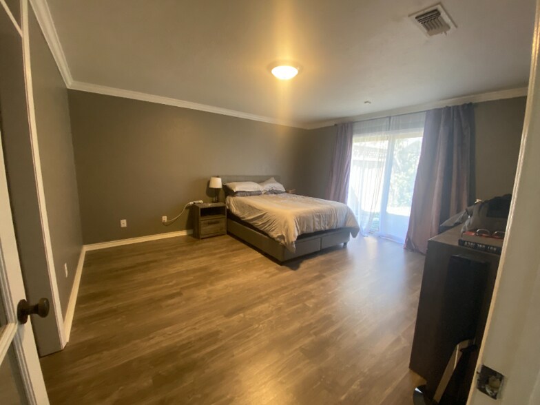 Building Photo - 10725 Sandpiper Ln