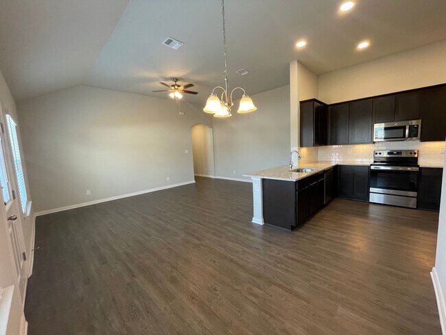 Building Photo - Luxury 3x2 Duplex in Seguin, TX!