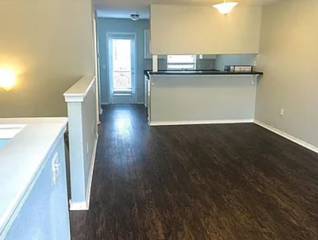 Building Photo - 2 Bed/2.5 Bath Townhouse off Razorback Greenway