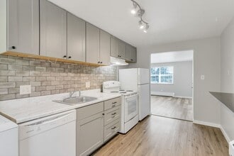 Building Photo - Newly Remodeled 2 Bed, 1 Bath Condo in the Goldsmith Neighborhood!