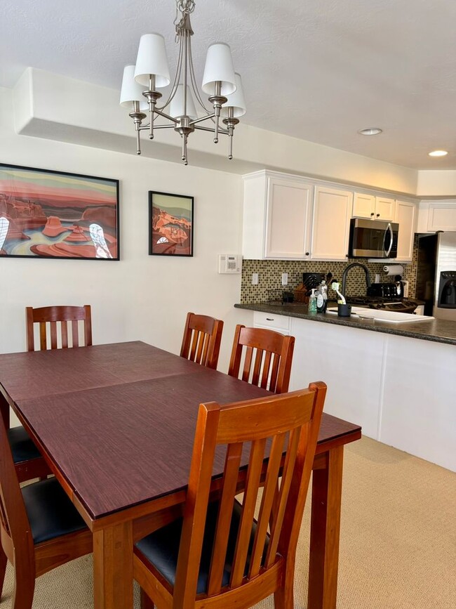 Building Photo - Townhouse within Walking Distance of Downtown Sugarhouse