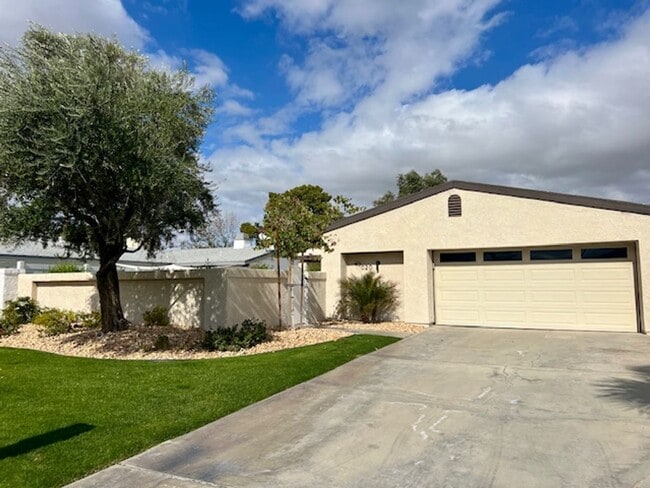 Building Photo - 3 Bedroom Pool Home on Golf Course