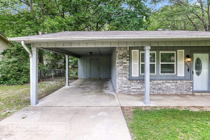 Building Photo - 2204 Carywood Dr