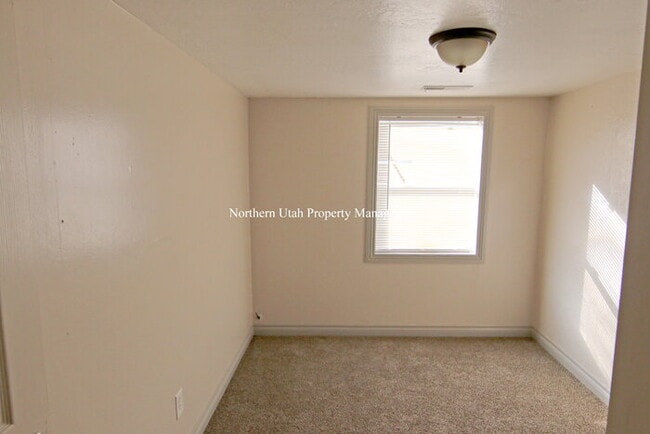 Building Photo - Updated 3 Bed 1 Bath with HVAC