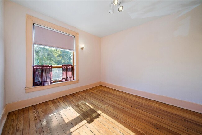 Building Photo - Beautiful 3 Bedroom Victorian Home, With B...