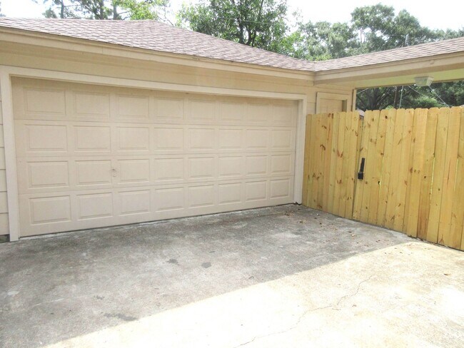 Building Photo - Triditional Spring Branch Beauty