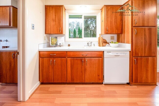Building Photo - Amazing Cal Young Neighborhood! Beautiful ...