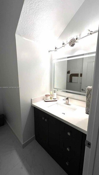 Building Photo - 6923 Julia Gardens Dr