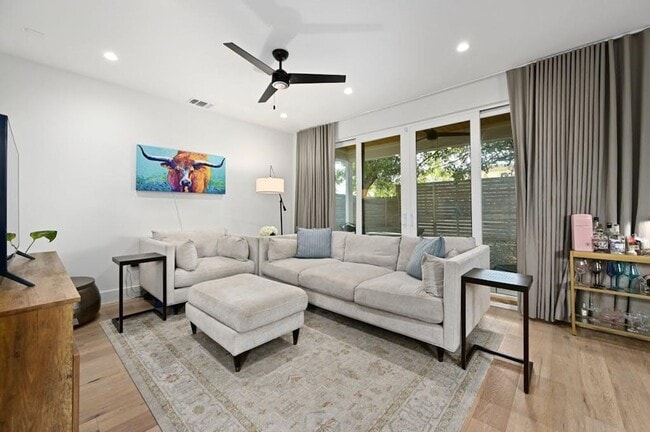 Building Photo - Best free standing 2 bed 2 bath House in great location