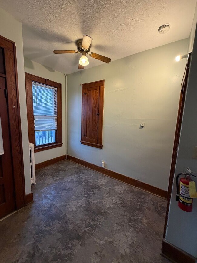 Building Photo - 316 N Sycamore St