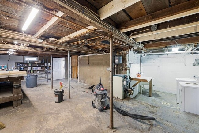 Building Photo - 8 Pine Ln