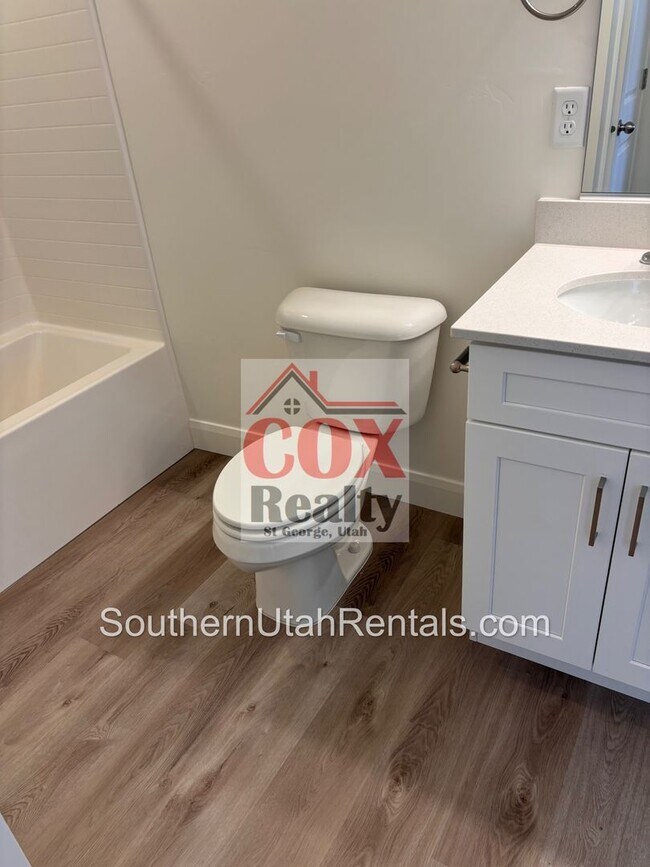 Building Photo - Amenities Galore! Desert Color 3 Bed townhome