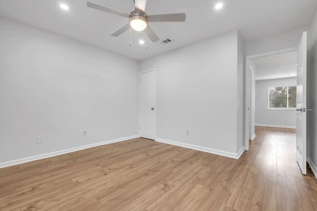 Building Photo - Completely renovated 2/1 on Golf Course!