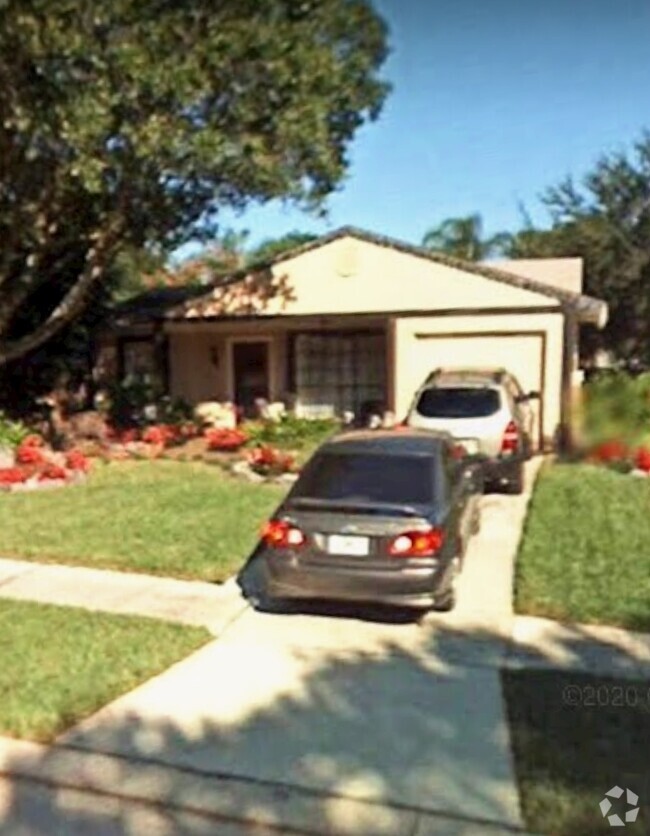 Building Photo - 2681 Kavalier Dr