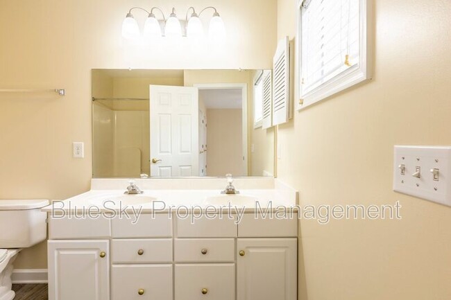 Building Photo - 2304 Ravenswood Ct
