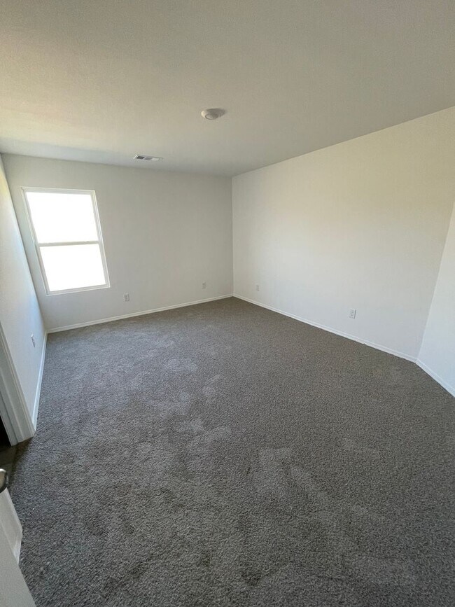 Building Photo - 3 Bedroom, 2 Bathroom Home