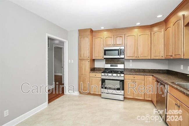Building Photo - 6908 Lancer Dr