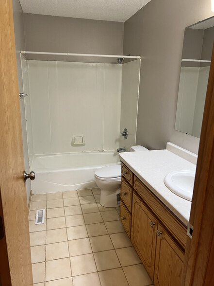 Upstairs Bathroom - 620 Oak Park Ln