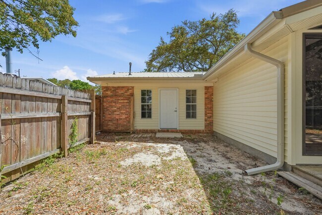Building Photo - All Brick Home & Large Yard in Niceville!