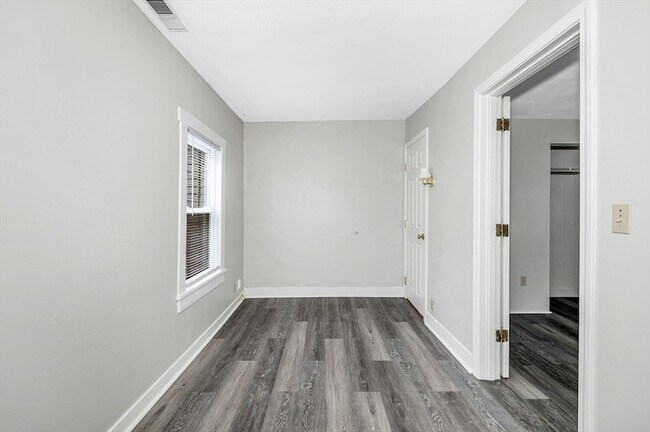 Building Photo - 98 School St