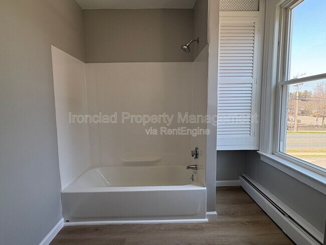 Building Photo - 818 Pine St