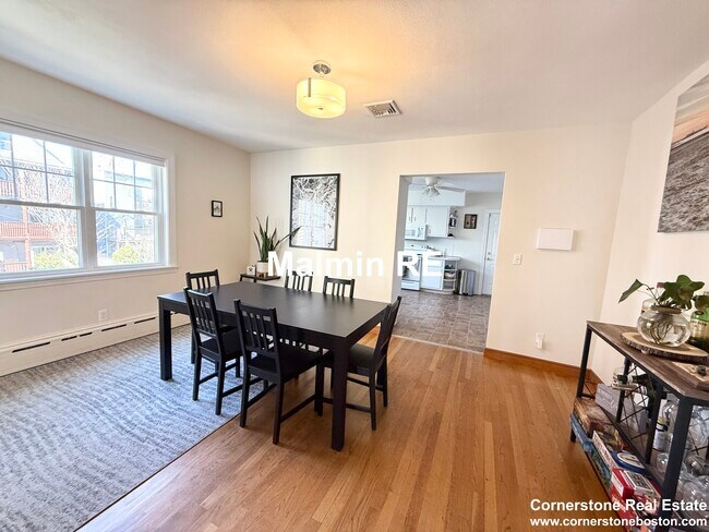 Building Photo - 920 E 4th St