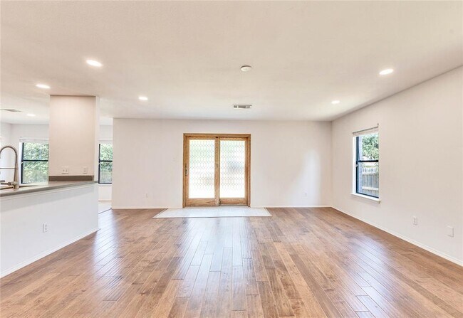 Building Photo - 1200 Del Roy Dr
