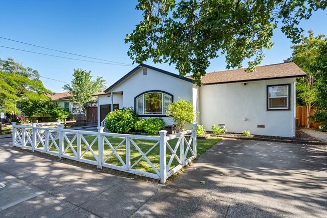 Building Photo - Updated 3 bedroom 2 bathroom single family home within walking distance to the Sonoma Town Square...