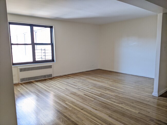 Livingroom - 6384 Saunders St