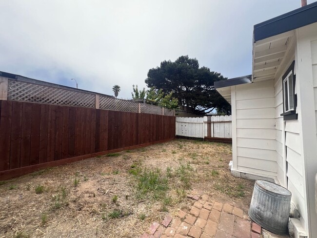 Building Photo - 3 Bedroom Home in Seaside