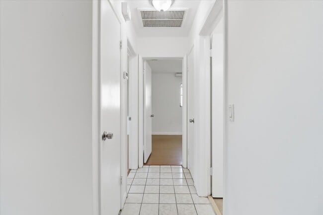 Building Photo - Charming  Florida 2 Bedroom Bungalow with an Additional Bonus/Sunroom, Covered Parking & Patio