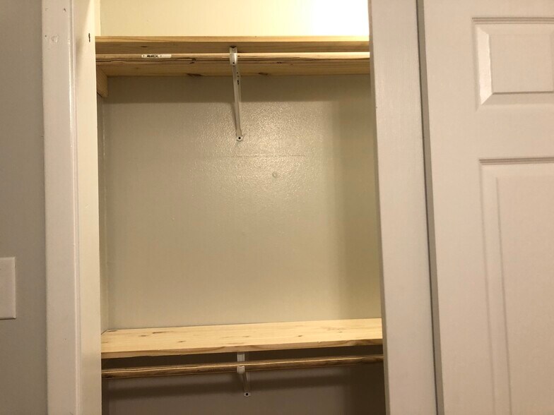 large closets - 2901 W 38th St