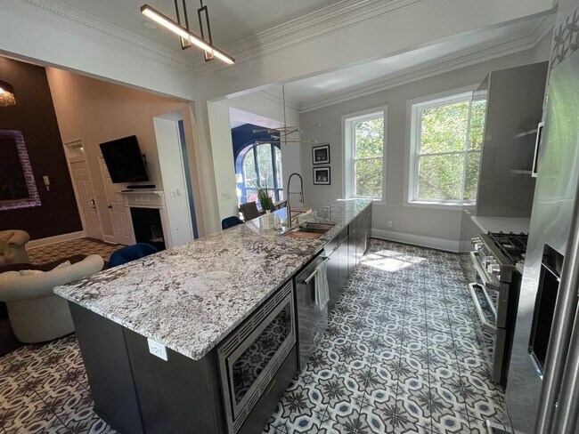 Building Photo - Stunning Furnished 3 Bedroom 3 Bath Condom...