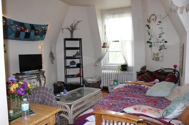 Building Photo - 64 Willett St