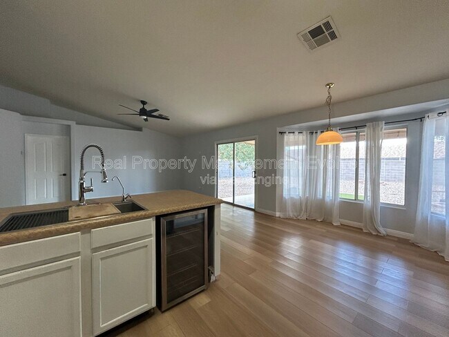 Building Photo - 4926 E Whitehall Dr