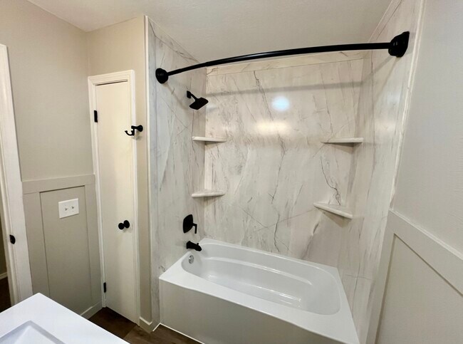 Building Photo - 1207 Rosewood Dr NE