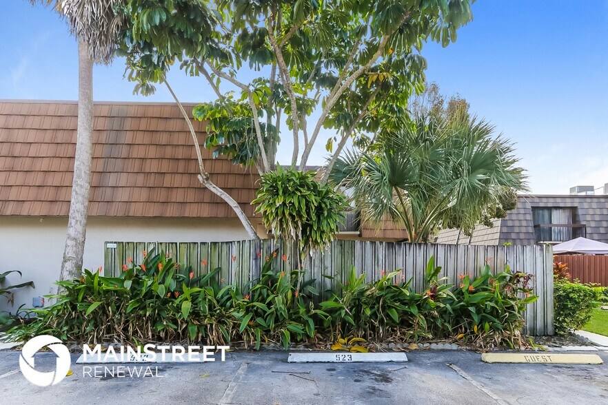 Building Photo - 4011 Palm Bay Cir