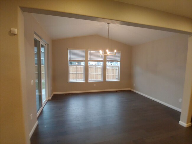 Building Photo - Gorgeous 4 Bed 3.5 Bath in Fantastic Location