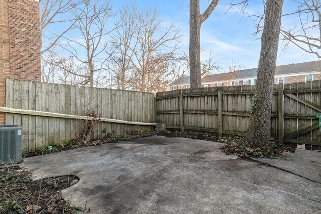 Building Photo - 4 bed / 3 1/2 bath.  Reserved Parking. Pet...