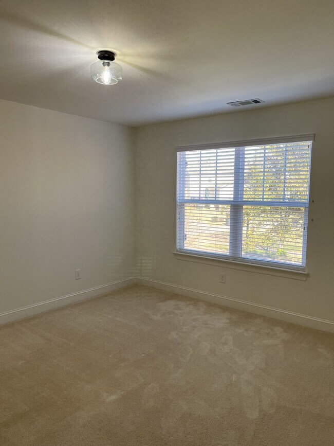 Building Photo - "Charming 4-Bed Gem with Guest Suite & Mod...