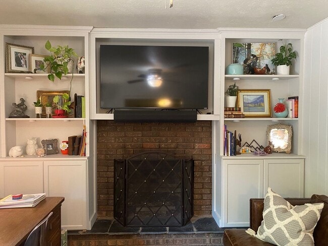 Building Photo - North AVL - Spacious Home with Large Yard and Outdoor Fireplace!