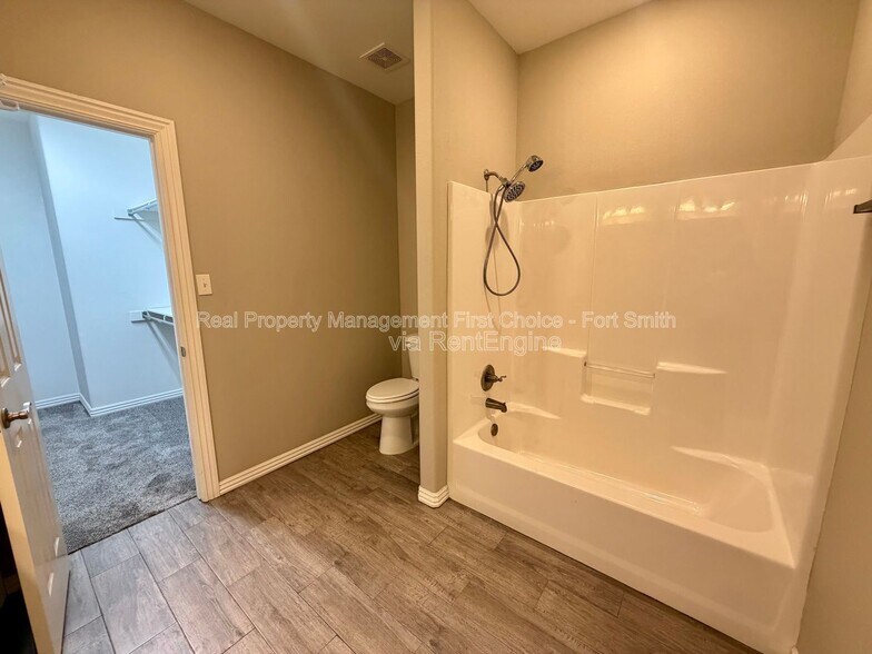 Building Photo - 9919 Landry Dr