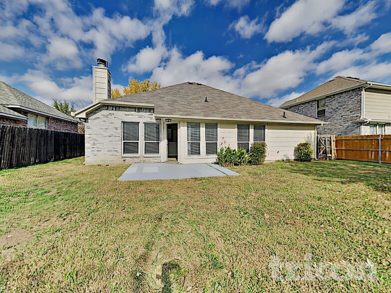 Building Photo - 228 Willow Creek Dr