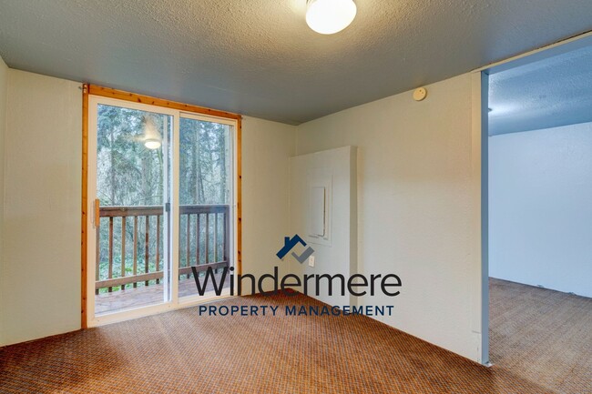 Building Photo - Private 2 bed 2 bath home