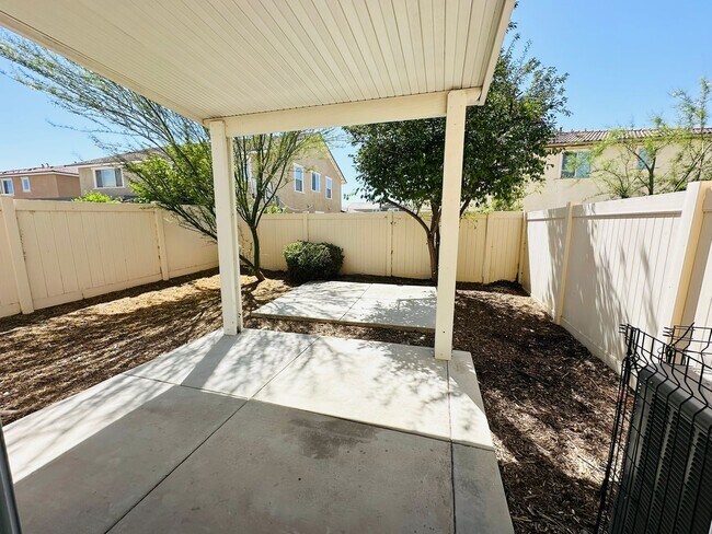 Building Photo - 10964 Roble St
